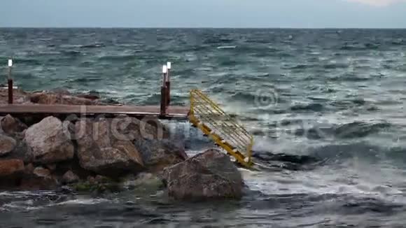 海和岩石视频的预览图