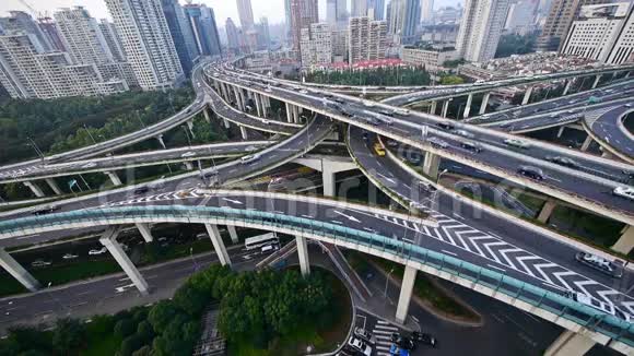 高速公路立交桥交通繁忙上海天际线航空景观视频的预览图