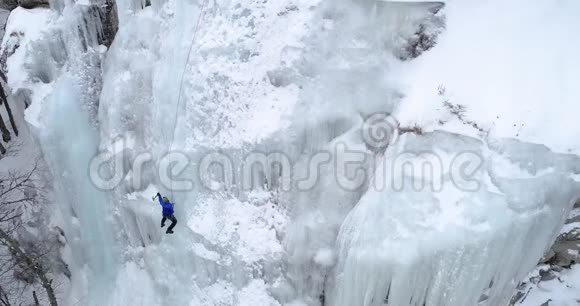 冰攀爬冰冻瀑布视频的预览图