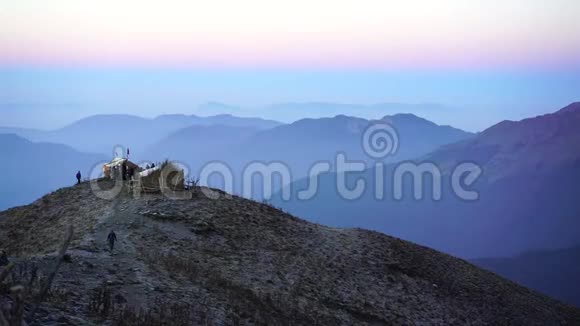 喜马拉雅山谷山上的日出视频的预览图