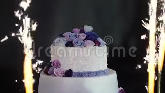 在晚会上庆祝蛋糕视频的预览图