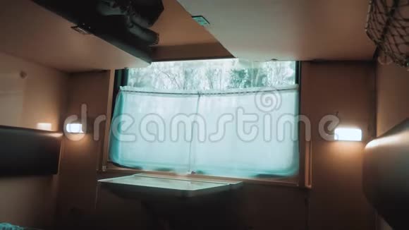 铁路车厢内的内部马车概念旅游旅程列车从窗户看到美丽的景色视频的预览图
