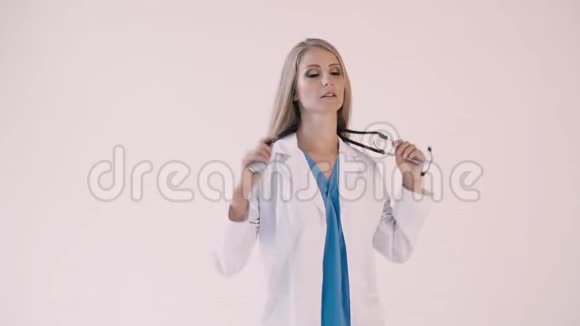 医院接受听诊器治疗的女医生视频的预览图