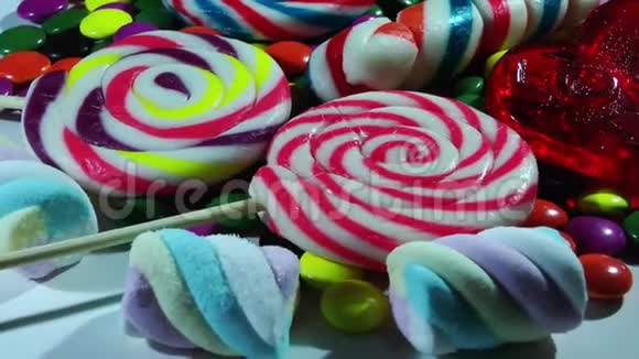 糖色咀嚼明胶糖果在餐桌上旋转视频的预览图