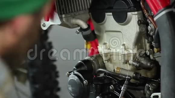 男运动员修理他的内欧摩托车视频的预览图
