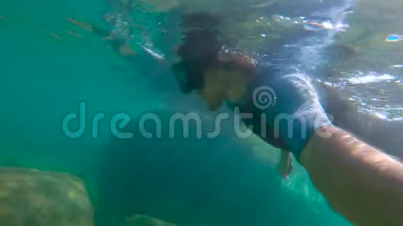 一个年轻人在海里浮潜的慢镜头视频的预览图