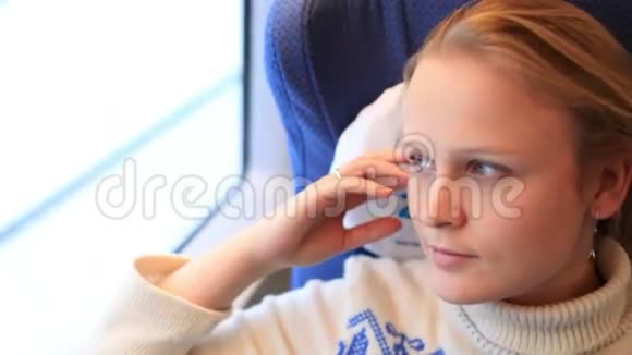 火车上的女孩视频的预览图