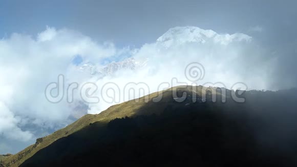 安纳普尔纳南峰经过喜马拉雅山安纳普尔纳地区尼泊尔4K视频的预览图