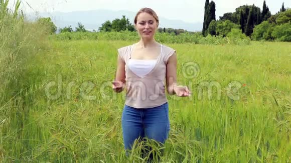 站在田野里的女人视频的预览图
