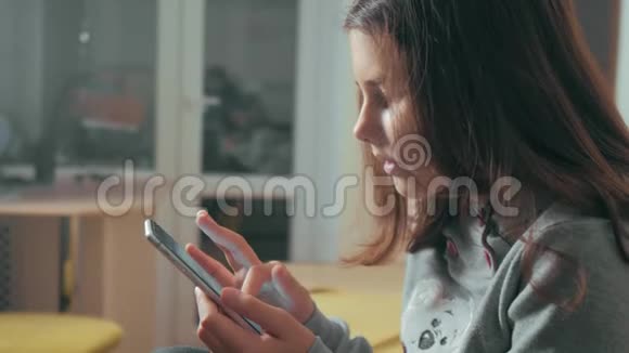 网上购物小女孩在社交媒体信使上写了一条聊天的信息儿童技术和视频的预览图