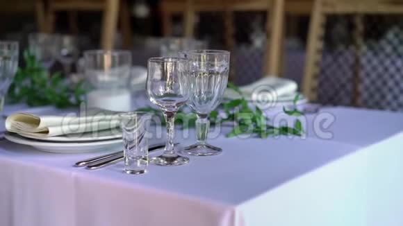 宴会装饰的桌子有餐具宴会厅的婚礼装饰提供节日餐桌餐盘餐巾纸视频的预览图