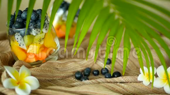 五颜六色的热带混合沙拉在罐子里玻璃碗中新鲜的各种生有机浆果和水果健康素食视频的预览图