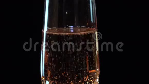 粉红色香槟流入玻璃视频的预览图