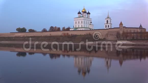 俄罗斯普斯科夫克里姆林宫10月傍晚视频的预览图