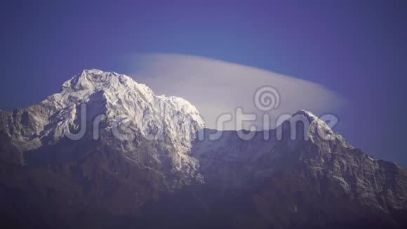尼泊尔安纳普尔纳地区喜马拉雅山南峰和山口视频的预览图