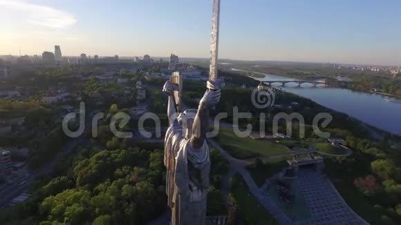 基辅市乌克兰首都祖国空中观景视频的预览图
