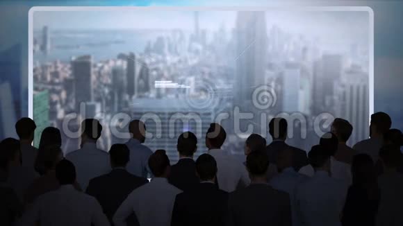 在屏幕上观看技术界面的商人视频的预览图