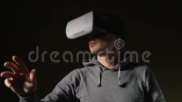在客厅戴虚拟现实耳机的人视频的预览图