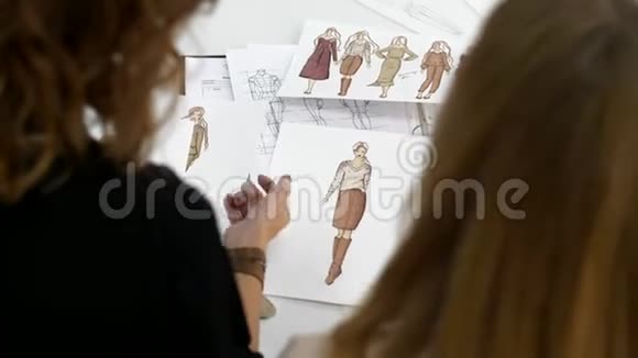 两个女孩讨论衣服的草图视频的预览图