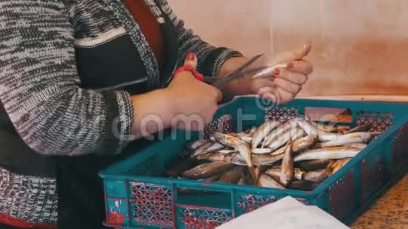 食鱼小贩在街市摊档视频的预览图