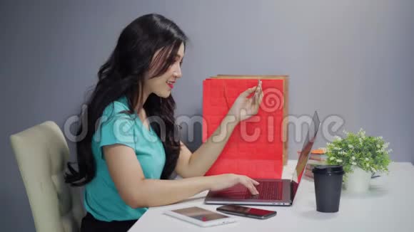使用手提电脑上网购物的妇女视频的预览图