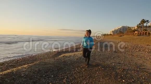 在海滩上跑步的健身女运动员视频的预览图