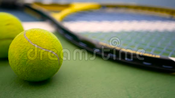 关闭球场上的网球设备运动娱乐理念视频的预览图