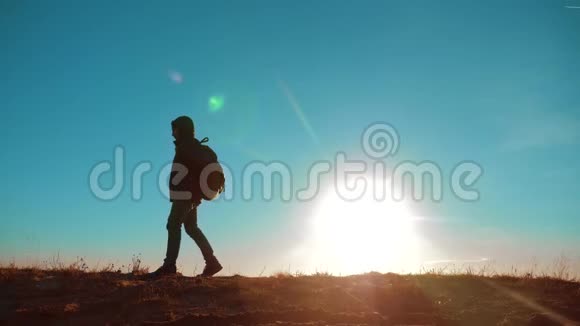 男子步行的生活方式值得旅游与背包阳光冒险站在山顶慢动作视频的预览图