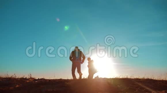 团队合作两名游客徒步旅行男人和狗带着背包在日落时去徒步旅行慢动作录像旅行和徒步旅行者视频的预览图