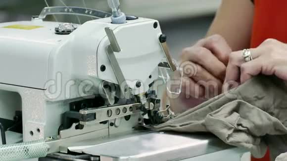 缝纫机工人视频的预览图