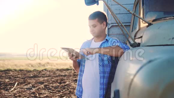 智慧农业男子农民司机站在生活方式一个数字平板电脑附近的卡车慢动作视频肖像视频的预览图