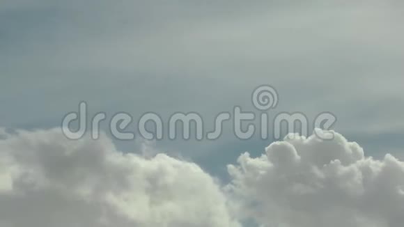 蓝天中的云彩时光流逝视频的预览图