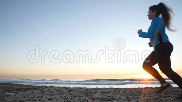 在海滩上跑步的健身女运动员视频的预览图