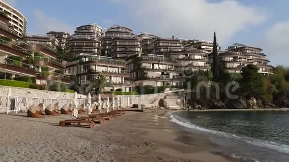 海滩上的太阳床和雨伞黑山海滩视频的预览图