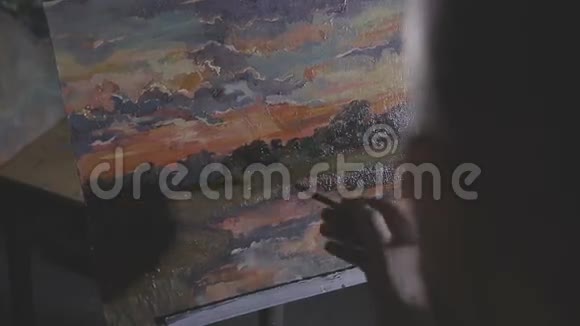 画家在画室画了一幅画视频的预览图