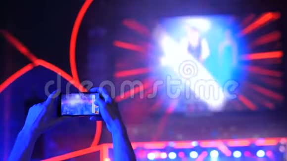 手的剪影记录视频现场音乐摇滚音乐会与智能手机视频的预览图