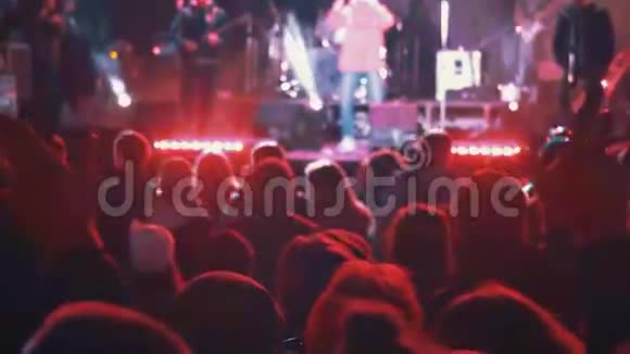 摇滚音乐会上的人群视频的预览图