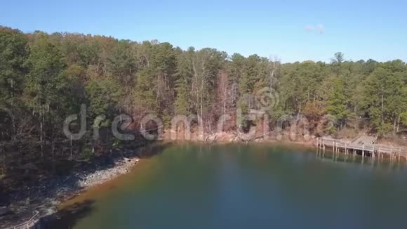 鸟瞰拉尼尔乔治亚湖视频的预览图