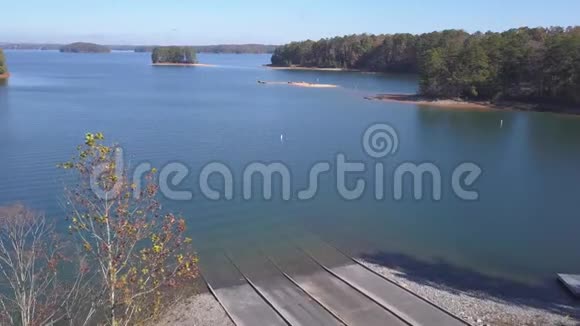 鸟瞰拉尼尔乔治亚湖视频的预览图