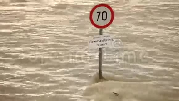 洪水视频的预览图