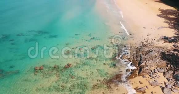 鸟瞰美丽的热带海滩视频的预览图