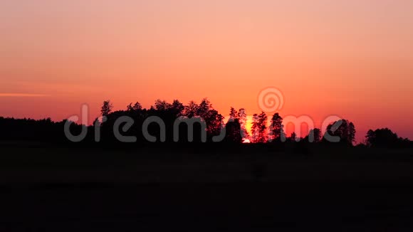 夏日夕阳西下的乡村景色视频的预览图
