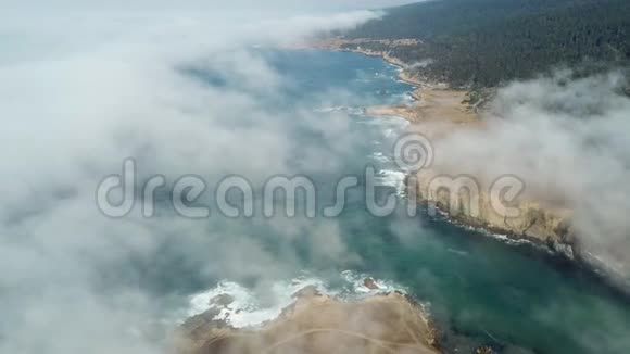 加州海岸雾流的空中景观视频的预览图