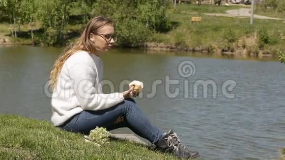 草地上美丽的女孩和一只狗视频的预览图