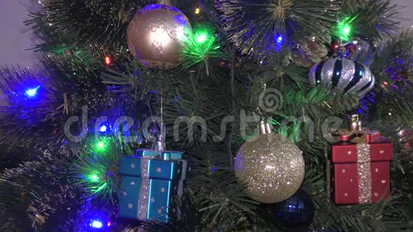 圣诞树上的五彩灯视频的预览图
