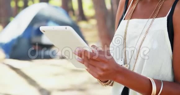 女性使用数字平板电脑4k视频的预览图