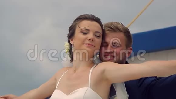 快关门小船上的新婚夫妇新娘和新郎在船上视频的预览图