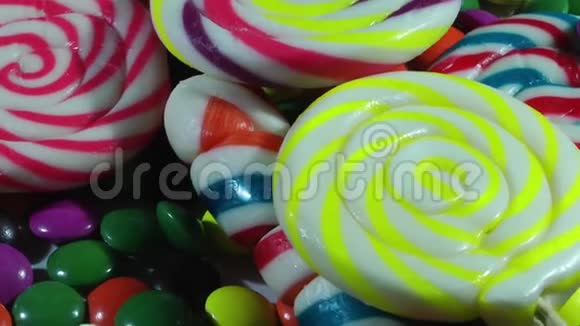糖色咀嚼明胶糖果在餐桌上旋转视频的预览图