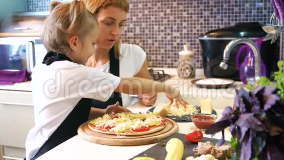 女人和小女孩一起做饭视频的预览图