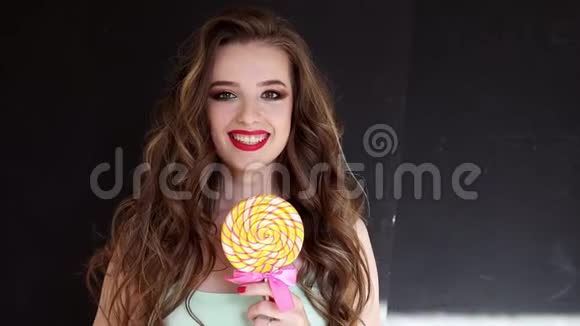 美女吃糖果棒棒糖视频的预览图